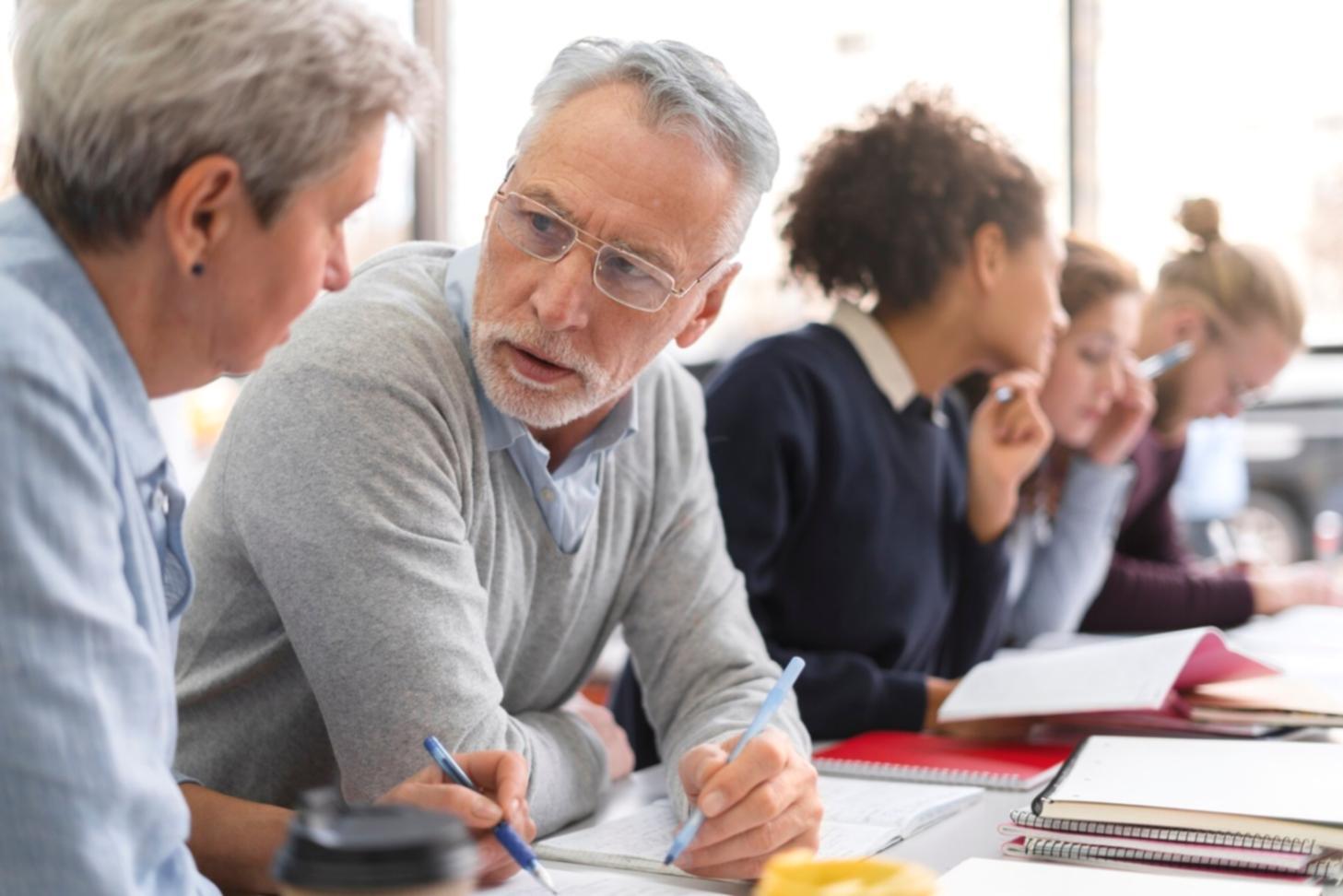 Participants analysant des données budgétaires lors d'une session de formation pratique