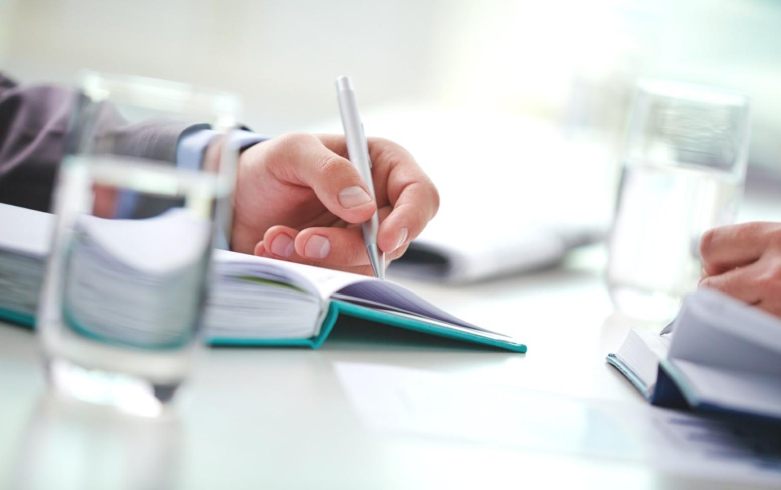 Interface de comparaison budgétaire avec graphiques détaillés