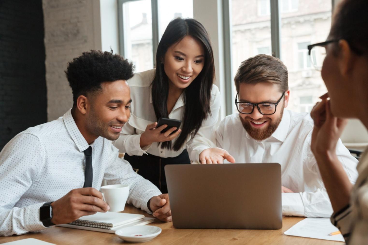 Équipe analysant des données budgétaires sur plusieurs écrans