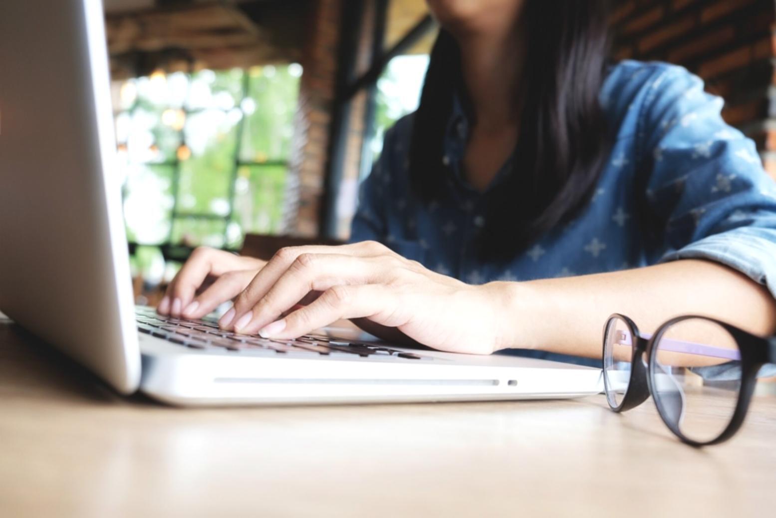 Graphiques de performance budgétaire affichés lors d'une réunion stratégique