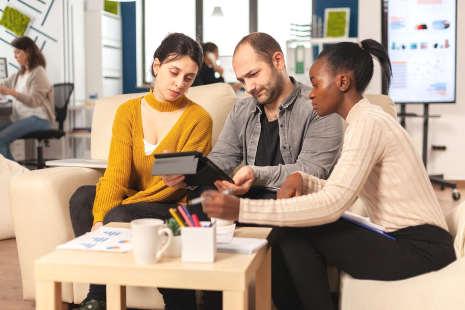 Équipe analysant des données financières sur des écrans