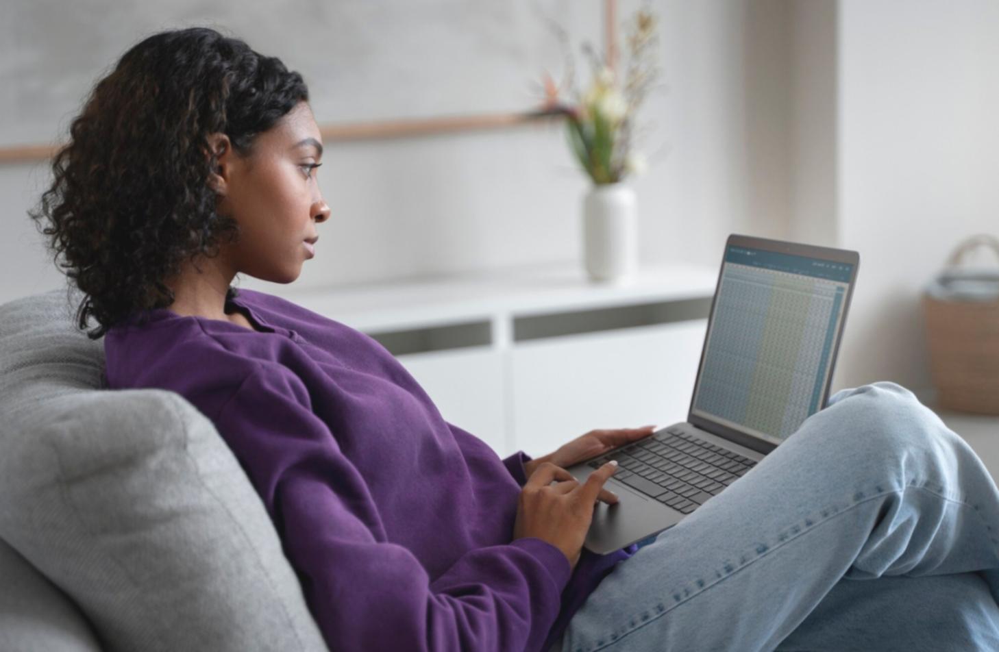 Réunion d'équipe discutant des optimisations budgétaires